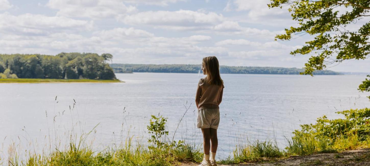 Pige kigger ud over Fænøsund i Mioddelfart