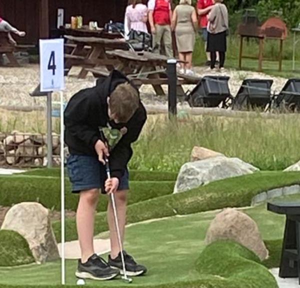 Minigolf i Middelfart_dreng på  bane 4