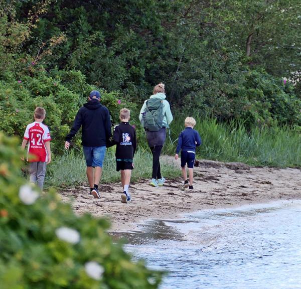Stranden ved Søbadet i Middelfart - familie på vandretur