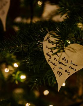 I Hjerterum kan du sætte et hjerte på træet på en du savner